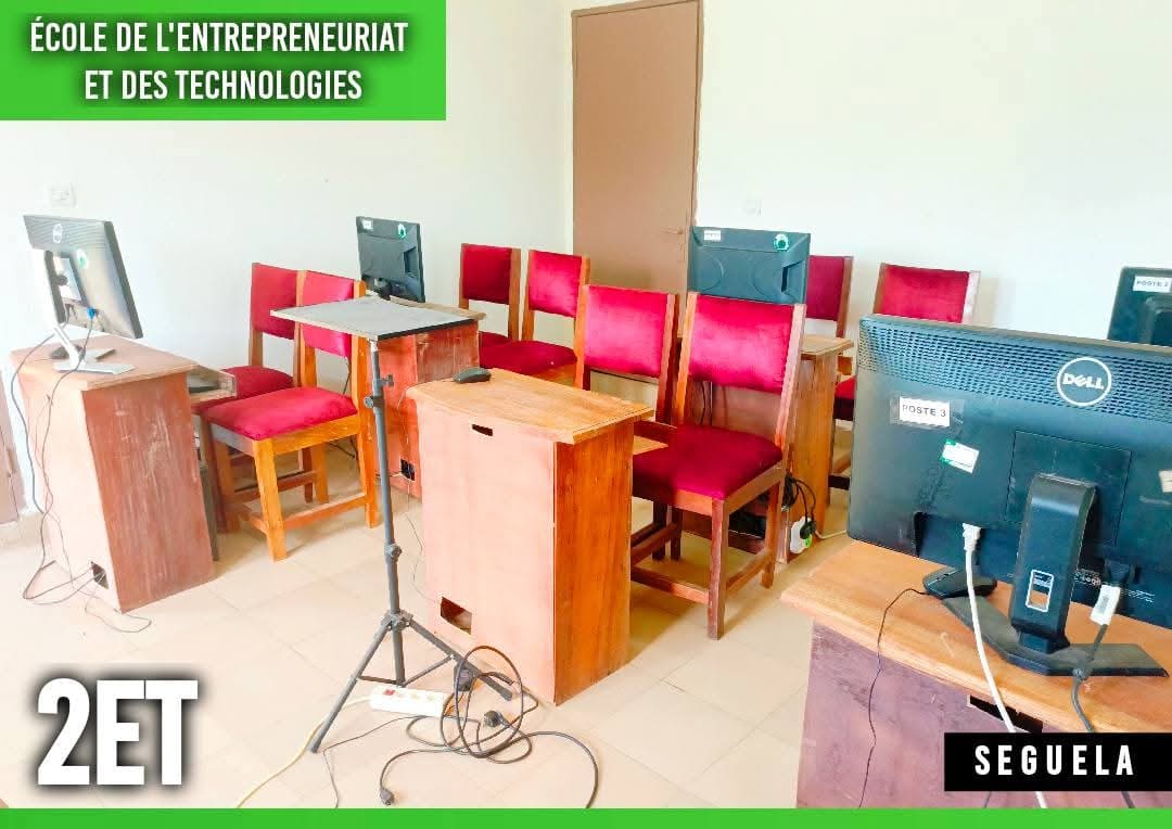 Salle informatique de l'École 2ET