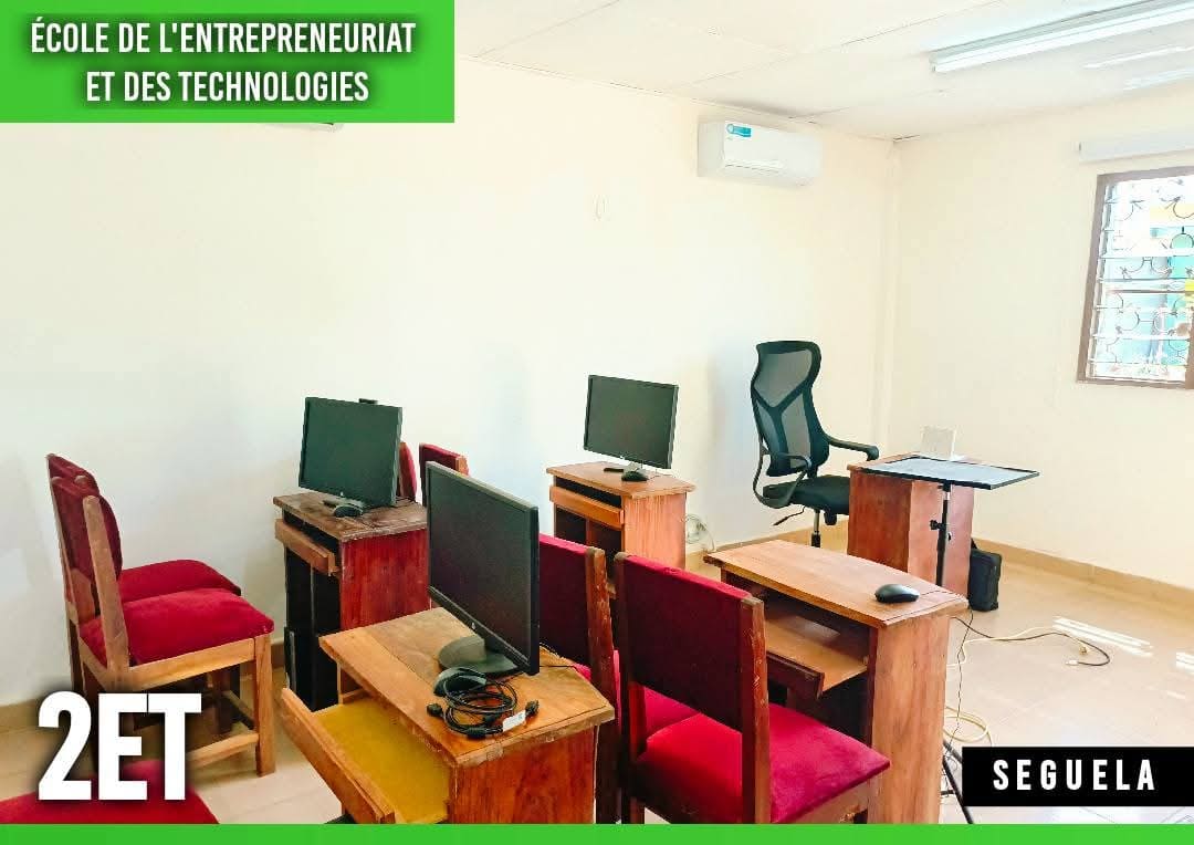 Salle informatique de l'École 2ET
